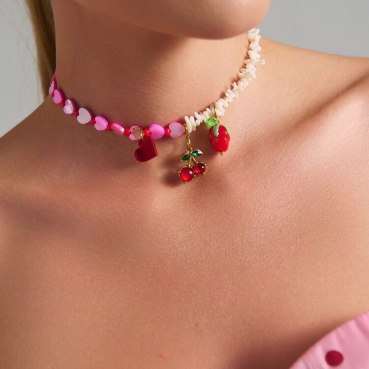 Γυναικείο μοντέλο που φορά το χειροποίητο Cherry Flirt necklace με κεράσια, καρδιά και strawberry charms