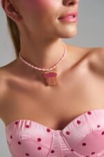 Pink Athena Necklace ροζ Greek column necklace με pastel χάντρες φορεμένο σε μοντέλο