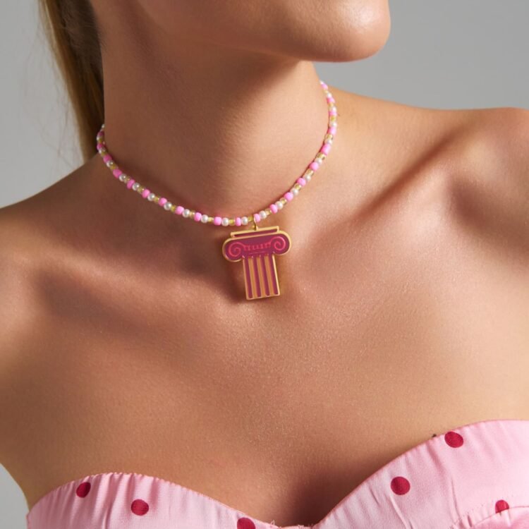 Pink Athena Necklace ροζ Greek column necklace με pastel χάντρες φορεμένο σε μοντέλο