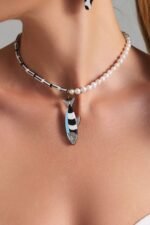 Pearl Sardine Necklace κολιέ με πέρλες και ψάρι από plexiglass φορεμένο σε μοντέλο