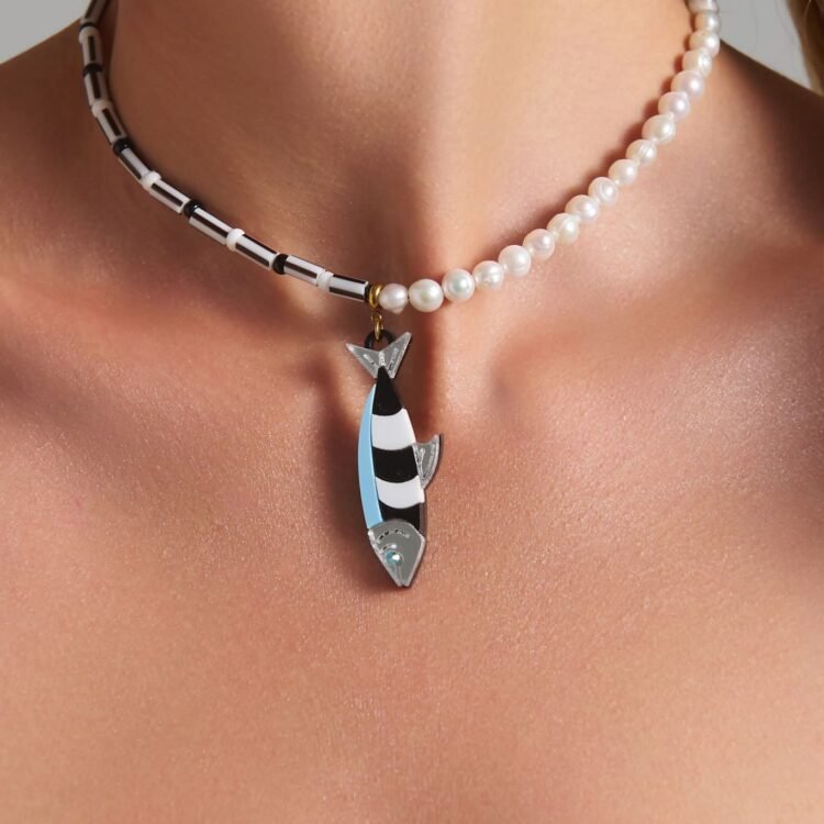 Pearl Sardine Necklace κολιέ με πέρλες και ψάρι από plexiglass φορεμένο σε μοντέλο