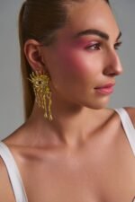 Medusa Tears Gold σκουλαρίκια πρόσωπο με μάτι φορεμένα σε μοντέλο