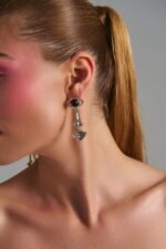 Hypnotic Eye Earrings ασημί statement σκουλαρίκια μάτι φορεμένα σε μοντέλο
