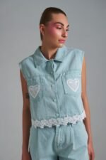 Καλοκαιρινό denim σύνολο με λευκή δαντέλα
