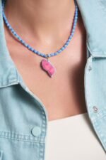 Γυναικείο μοντέλο που φορά το χειροποίητο Marble Muse necklace με statue pendant από plexiglass