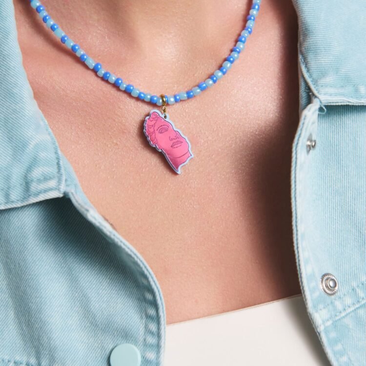 Γυναικείο μοντέλο που φορά το χειροποίητο Marble Muse necklace με statue pendant από plexiglass