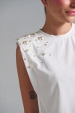 λευκό sleeveless top με strass και πέρλες