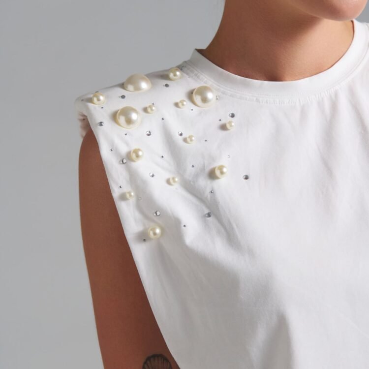λευκό sleeveless top με strass και πέρλες