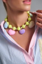 Neon Seashell Necklace πολύχρωμο shell necklace με neon lime χάντρες και pastel κοχύλια φορεμένο σε μοντέλο