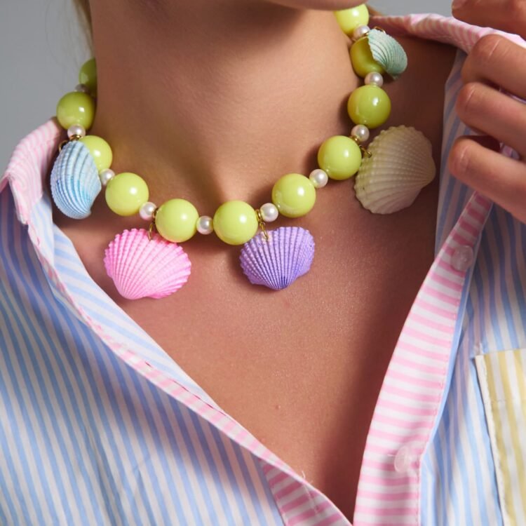 Neon Seashell Necklace πολύχρωμο shell necklace με neon lime χάντρες και pastel κοχύλια φορεμένο σε μοντέλο