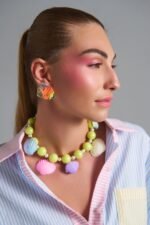 Jelly Fish Neon Earrings πολύχρωμα tropical fish plexiglass σκουλαρίκια φορεμένα σε μοντέλο