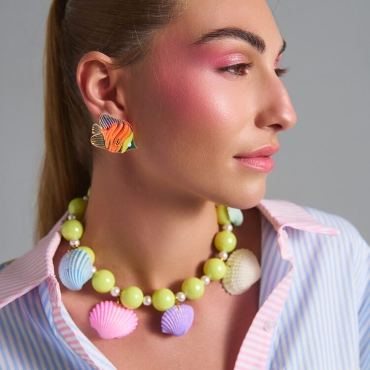 Jelly Fish Neon Earrings πολύχρωμα tropical fish plexiglass σκουλαρίκια φορεμένα σε μοντέλο