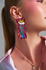 Electric Daisy Earrings neon λουλούδι σκουλαρίκια από plexiglass φορεμένα σε μοντέλο