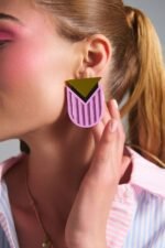 Future Pop Earrings geometric plexiglass σκουλαρίκια φορεμένα σε μοντέλο