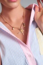 Γυναικείο μοντέλο που φορά το χειροποίητο Starcatcher necklace με ιριδίζον αστερία και πολύχρωμα Swarovski στοιχεία