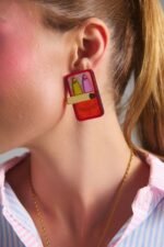 Sardines Earrings χειροποίητα plexiglass σκουλαρίκια σαρδέλες φορεμένα σε μοντέλο