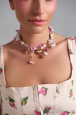 Fairytale Pearls Necklace fantasy κολιέ με πέρλες, charms και pastel λεπτομέρειες φορεμένο σε μοντέλο