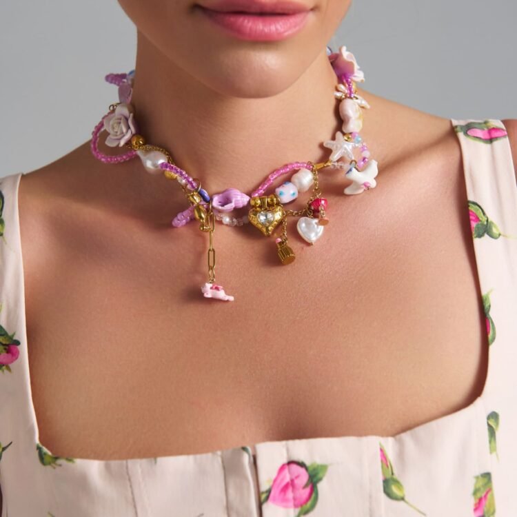 Fairytale Pearls Necklace fantasy κολιέ με πέρλες, charms και pastel λεπτομέρειες φορεμένο σε μοντέλο