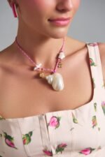 Pink Mermaid Necklace κολιέ με κοχύλι και ροζ κορδόνι φορεμένο σε μοντέλο
