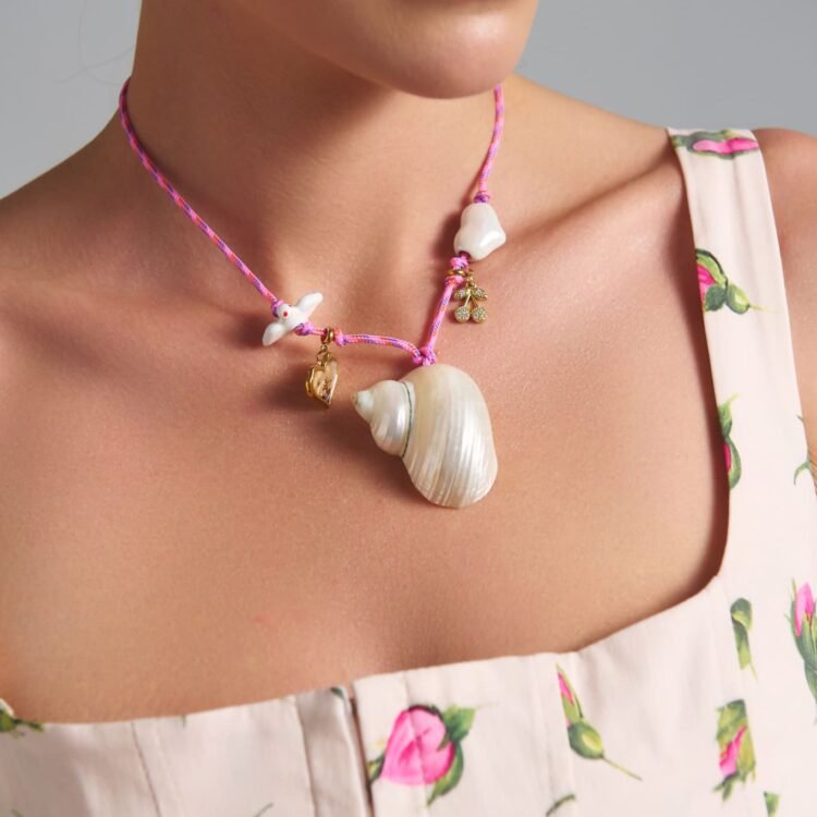 Pink Mermaid Necklace κολιέ με κοχύλι και ροζ κορδόνι φορεμένο σε μοντέλο