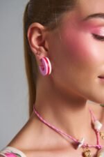 Bubble Hoops Taffy πολύχρωμα plexiglass κρίκοι σε μοντέλο με ροζ και κόκκινο candy-inspired design