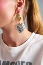 Vintage Heart Hoops σκουλαρίκια με ανάγλυφη ασημί καρδιά φορεμένα σε μοντέλο