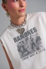 Ice Silver Heart Necklace layered ασημί αλυσίδα με heart pendant φορεμένο σε μοντέλο με edgy street style αισθητική