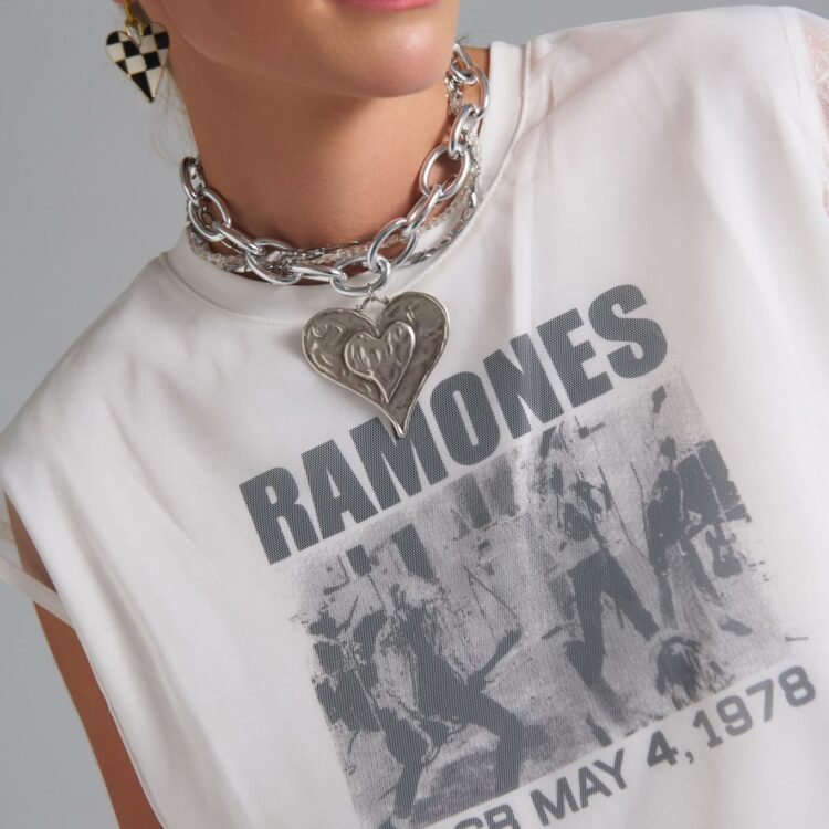 Ice Silver Heart Necklace layered ασημί αλυσίδα με heart pendant φορεμένο σε μοντέλο με edgy street style αισθητική