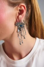 Medusa Tears Silver σκουλαρίκια πρόσωπο με μπλε μάτι φορεμένα σε μοντέλο