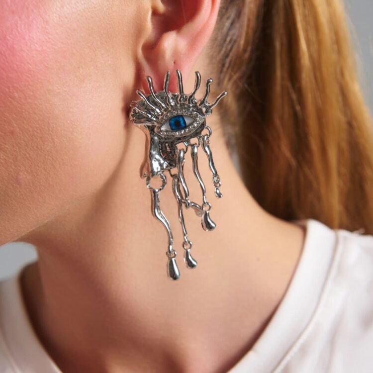 Medusa Tears Silver σκουλαρίκια πρόσωπο με μπλε μάτι φορεμένα σε μοντέλο