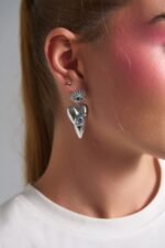 Love Vision Earrings ασημί σκουλαρίκια καρδιά με μάτι φορεμένα σε μοντέλο