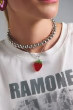Berry Glitter Choker ασημί layered choker με glitter strawberry pendant φορεμένο σε μοντέλο