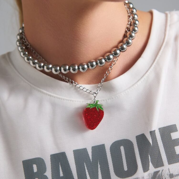 Berry Glitter Choker ασημί layered choker με glitter strawberry pendant φορεμένο σε μοντέλο