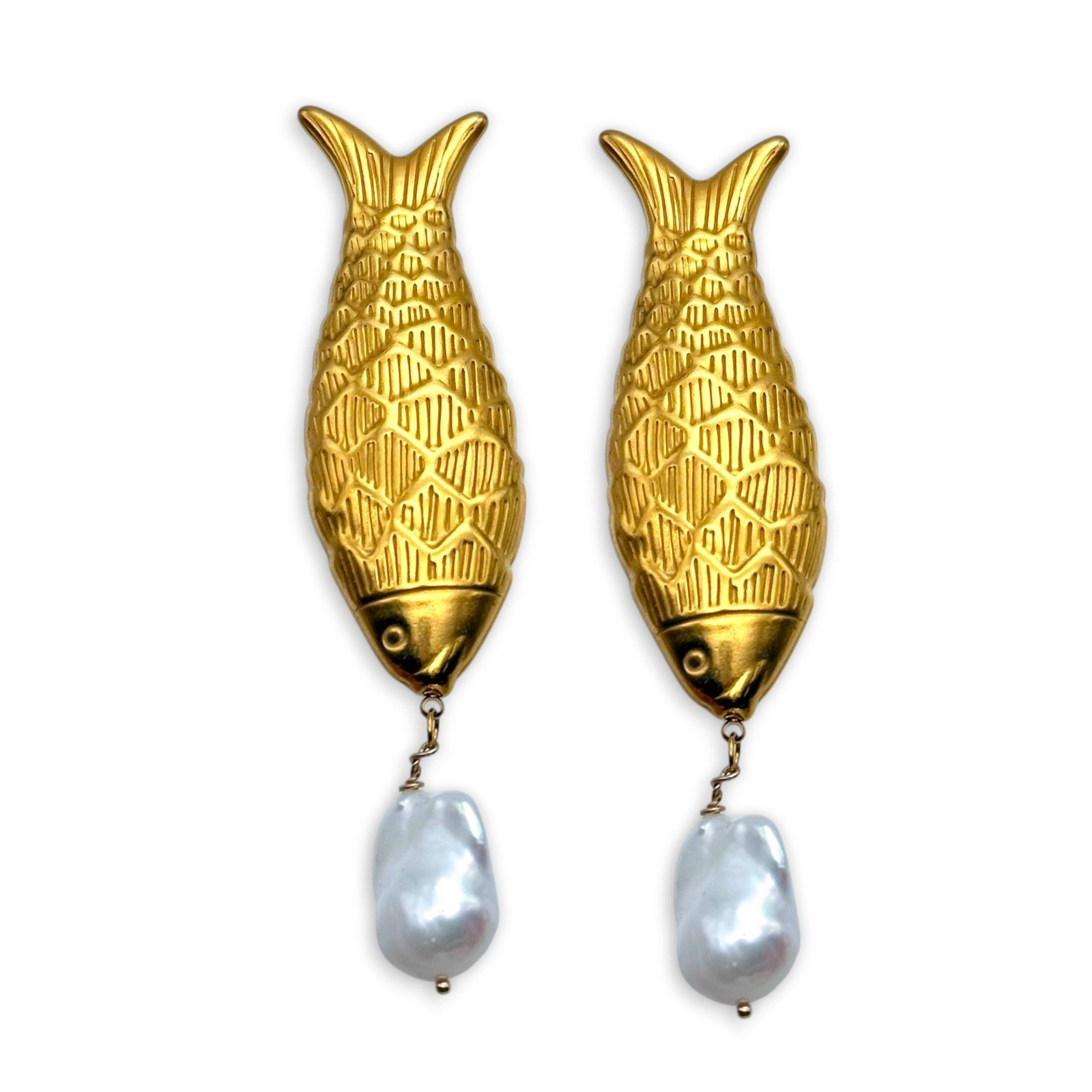 cyclades-fish-pearl-earrings Χρυσά σκουλαρίκια ψάρι με φυσικές baroque πέρλες.