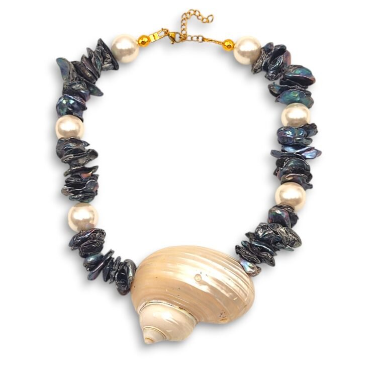 Nyx Shell Choker με φυσικό κοχύλι και μαύρα freshwater pearls