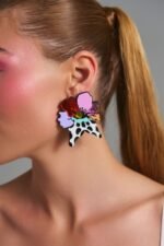 Statement floral σκουλαρίκια από plexiglass με έντονα χρώματα