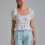 Daisy Whisper Top λευκό λουλουδάτο τοπ με puff μανίκια