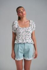 Daisy Whisper Top λευκό λουλουδάτο τοπ με puff μανίκια