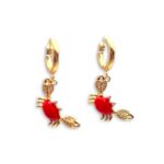 Ruby Crab Mini ατσάλινα σκουλαρίκια με κόκκινο καβούρι και ζιργκόν.
