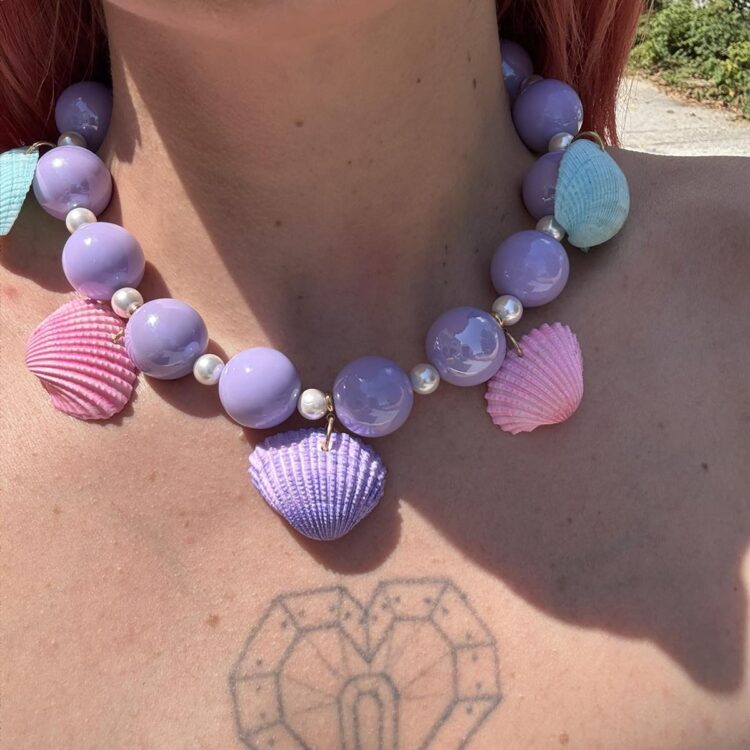 Dolce Conchiglia necklace with natural painted shells.