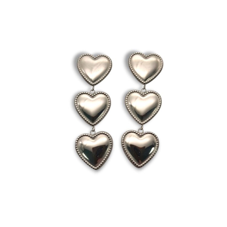 Ατσάλινα σκουλαρίκια Trinity Hearts με τρεις ασημί καρδιές.