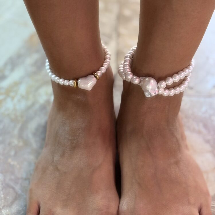 Lady Pearl pearl anklet with natural baroque pearl.