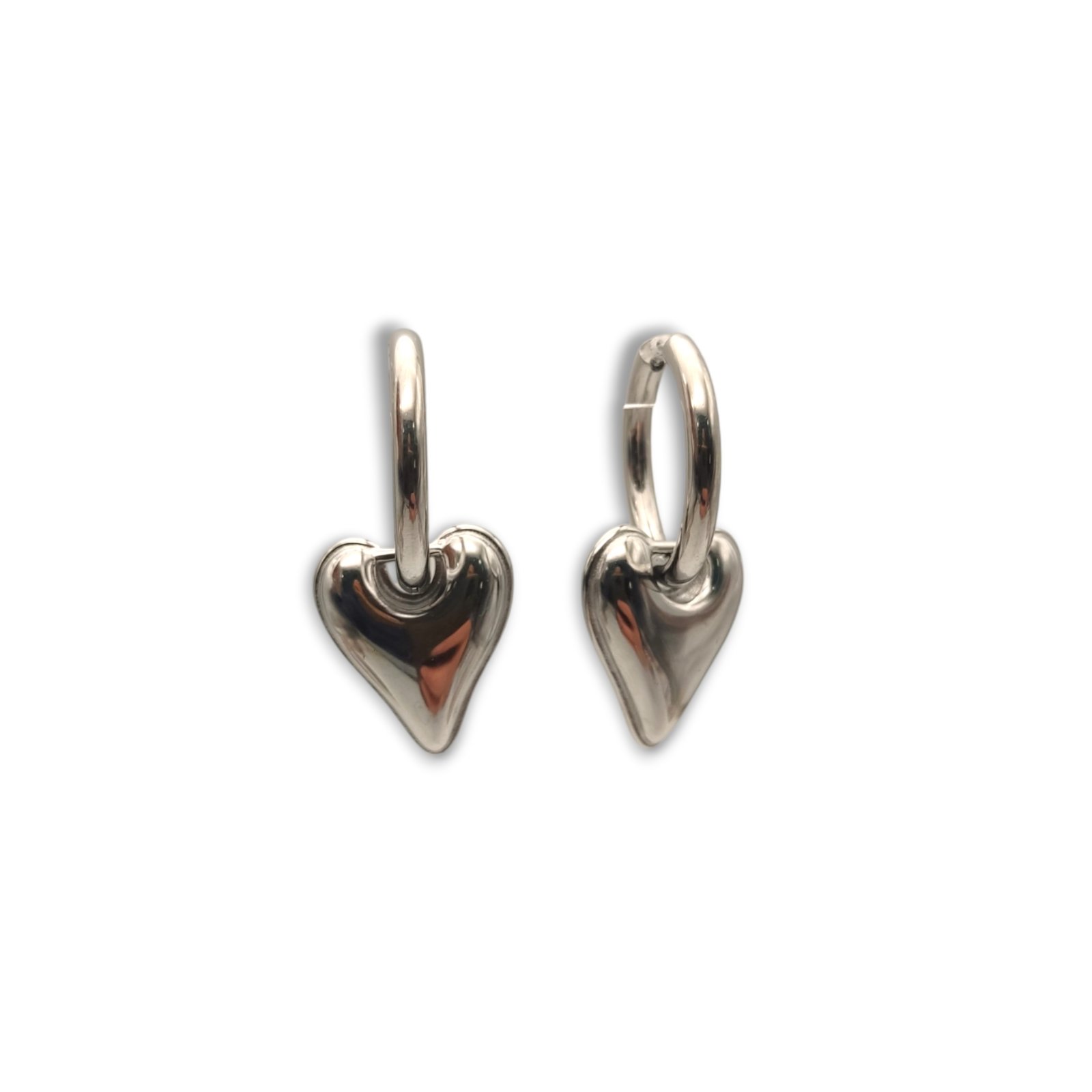 Loving Loop Silver – Ατσάλινα Σκουλαρίκια Καρδιά Ατσάλινα σκουλαρίκια Loving Loop Silver με ασημί καρδιά.