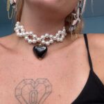Κολιέ Ébène Pearl με λευκές πέρλες και μαύρη κεραμική καρδιά.