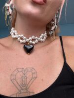 Κολιέ Ébène Pearl με λευκές πέρλες και μαύρη κεραμική καρδιά.