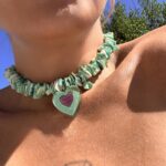 Chips Frozen Heart Mint χειροποίητο choker με βαμμένα chips φυσικού κοχυλιού.