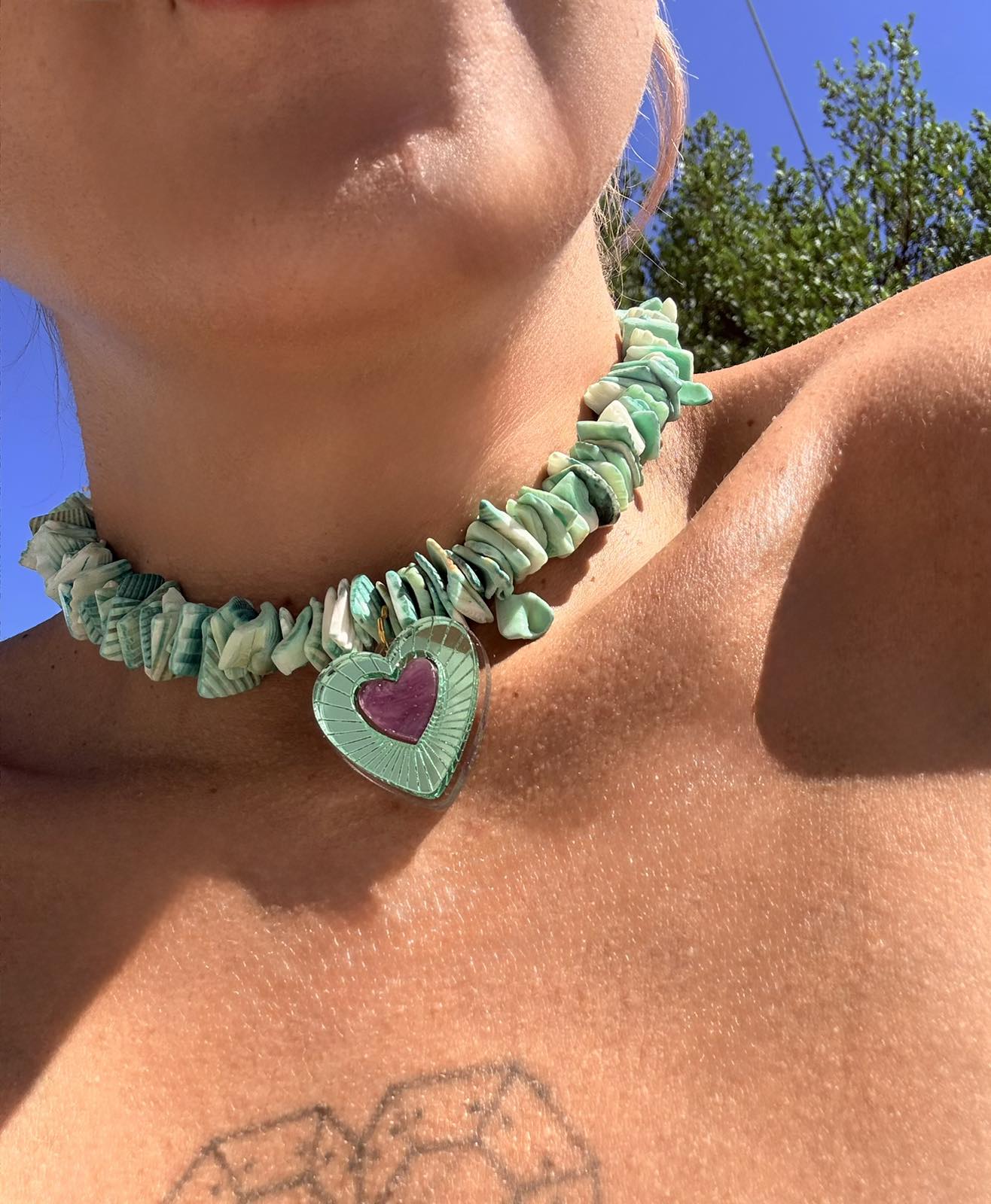 Chips Frozen Heart Mint – Choker με Βαμμένα Chips από Φυσικό Κοχύλι Chips Frozen Heart Mint χειροποίητο choker με βαμμένα chips φυσικού κοχυλιού.