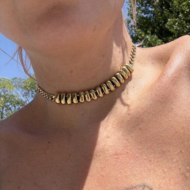 Chunky stainless steel necklace με χρυσές χάντρες.