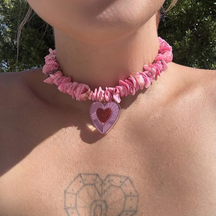 Chips Frozen Heart Pink χειροποίητο choker με φυσικό κοχύλι.