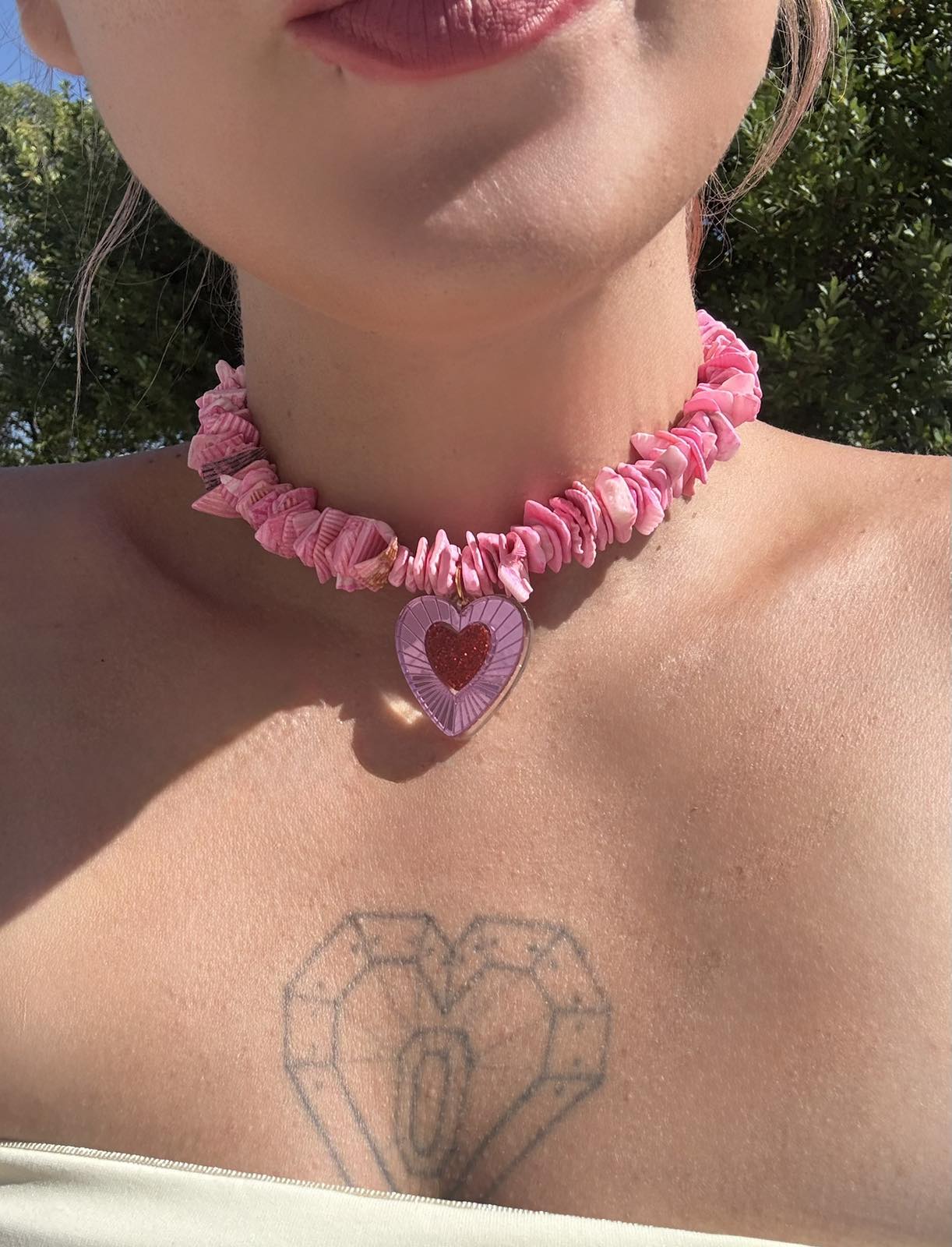 Chips Frozen Heart Pink – Choker με Βαμμένα Chips από Φυσικό Κοχύλι Chips Frozen Heart Pink χειροποίητο choker με φυσικό κοχύλι.